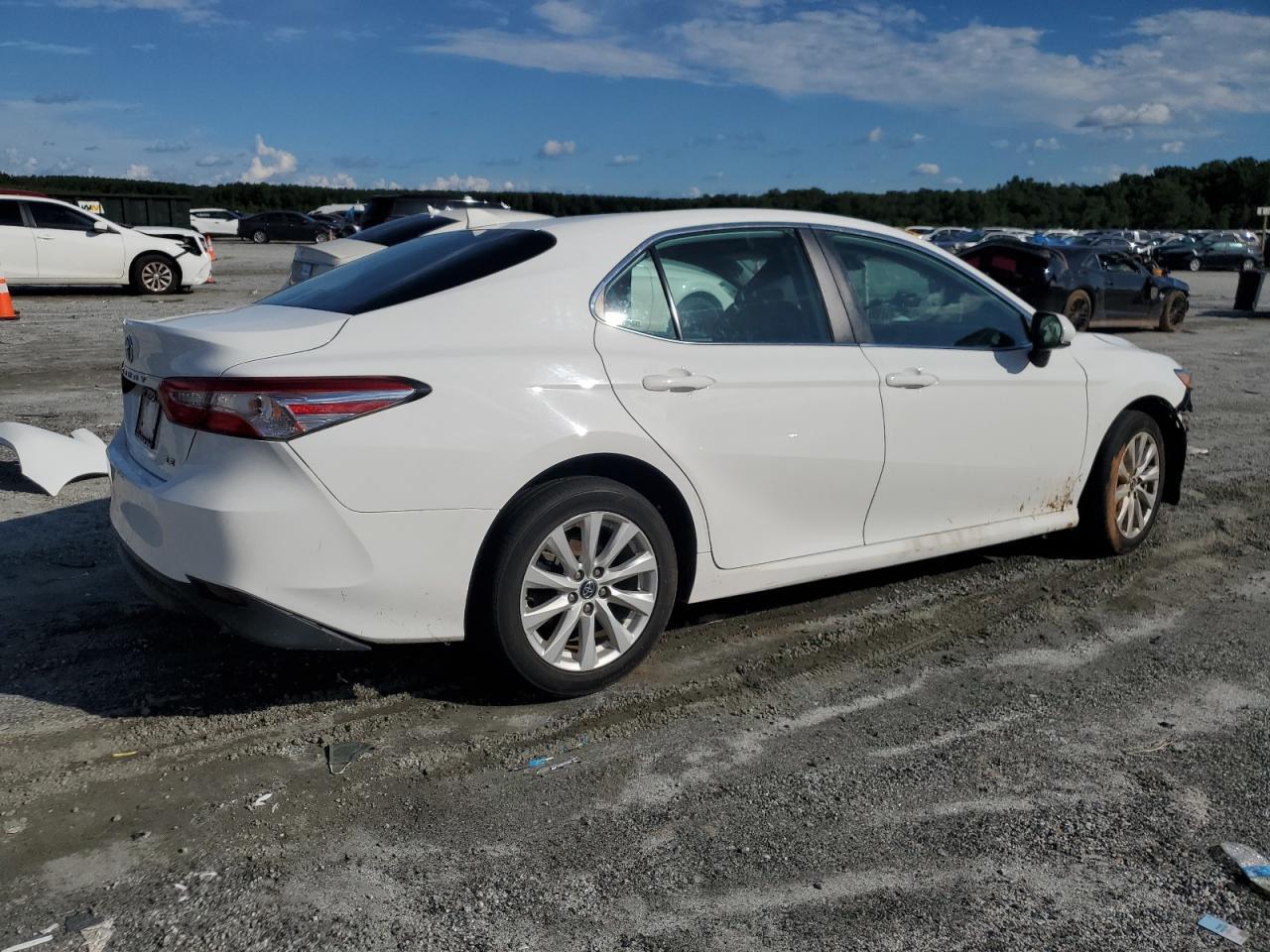 2020 Toyota Camry Le - Фото 3