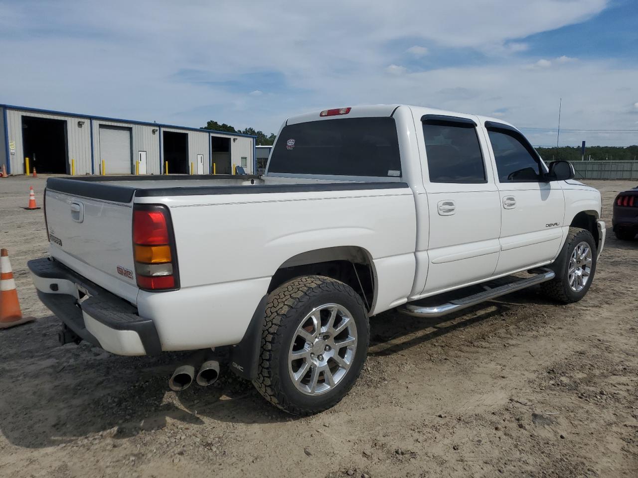 2005 GMC Sierra K1500 Denali - Image 3