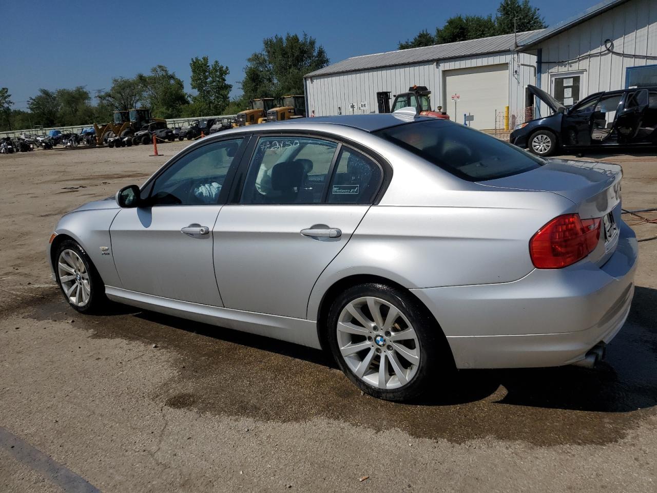 2011 BMW 328 Xi - Image 2
