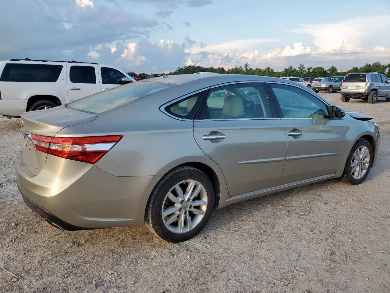 2015 Toyota Avalon Xle - Image 3