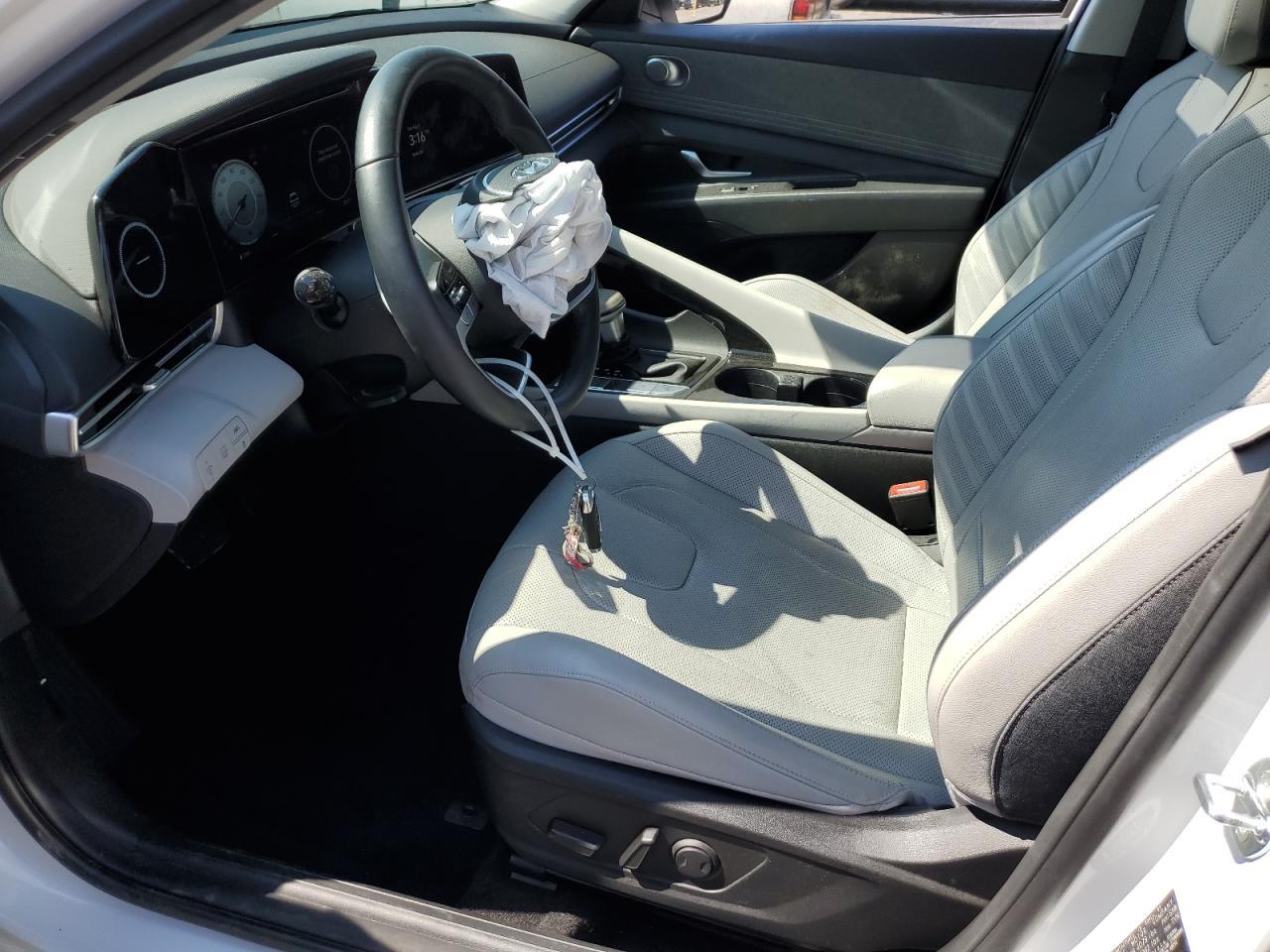 2023 Hyundai Elantra Limited - Image 7