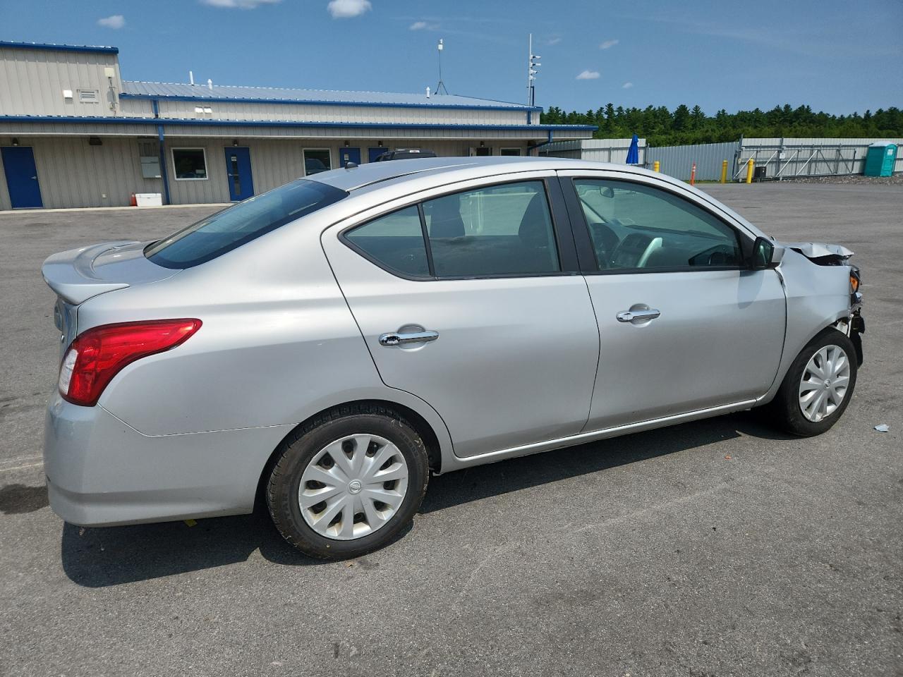2019 Nissan Versa S - Фото 3