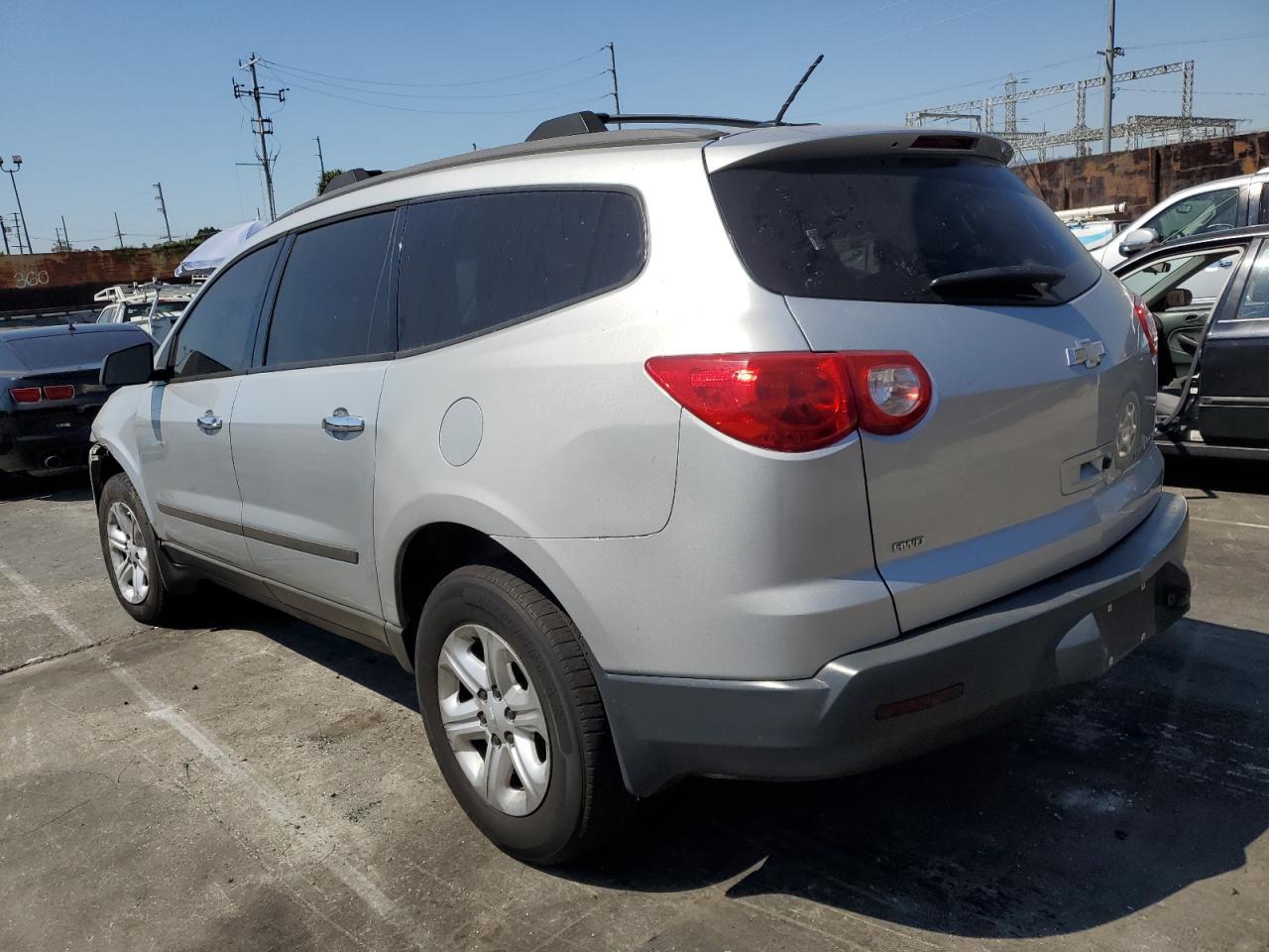 2011 Chevrolet Traverse Ls - Фото 2