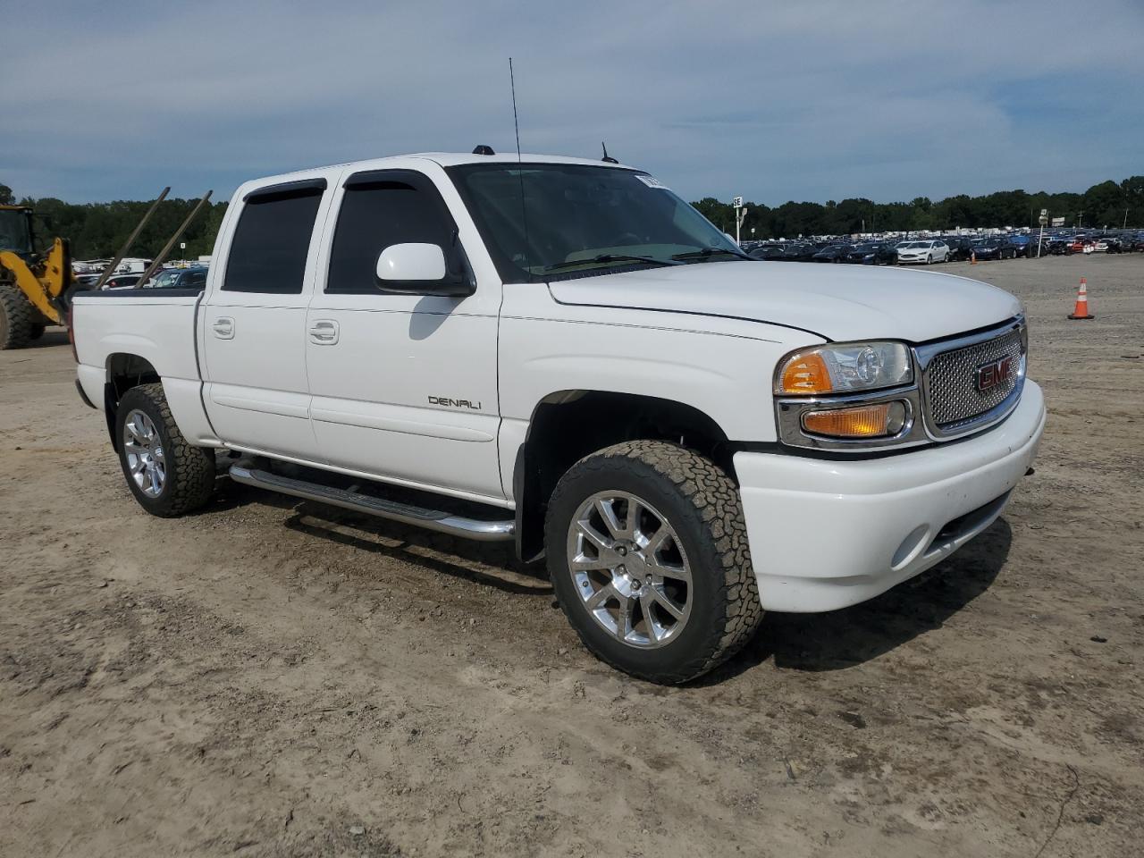 2005 GMC Sierra K1500 Denali - Image 4