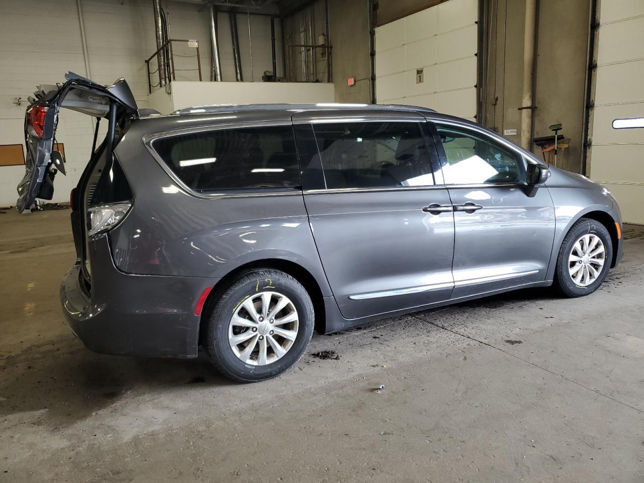 2018 Chrysler Pacifica Touring L - Image 3