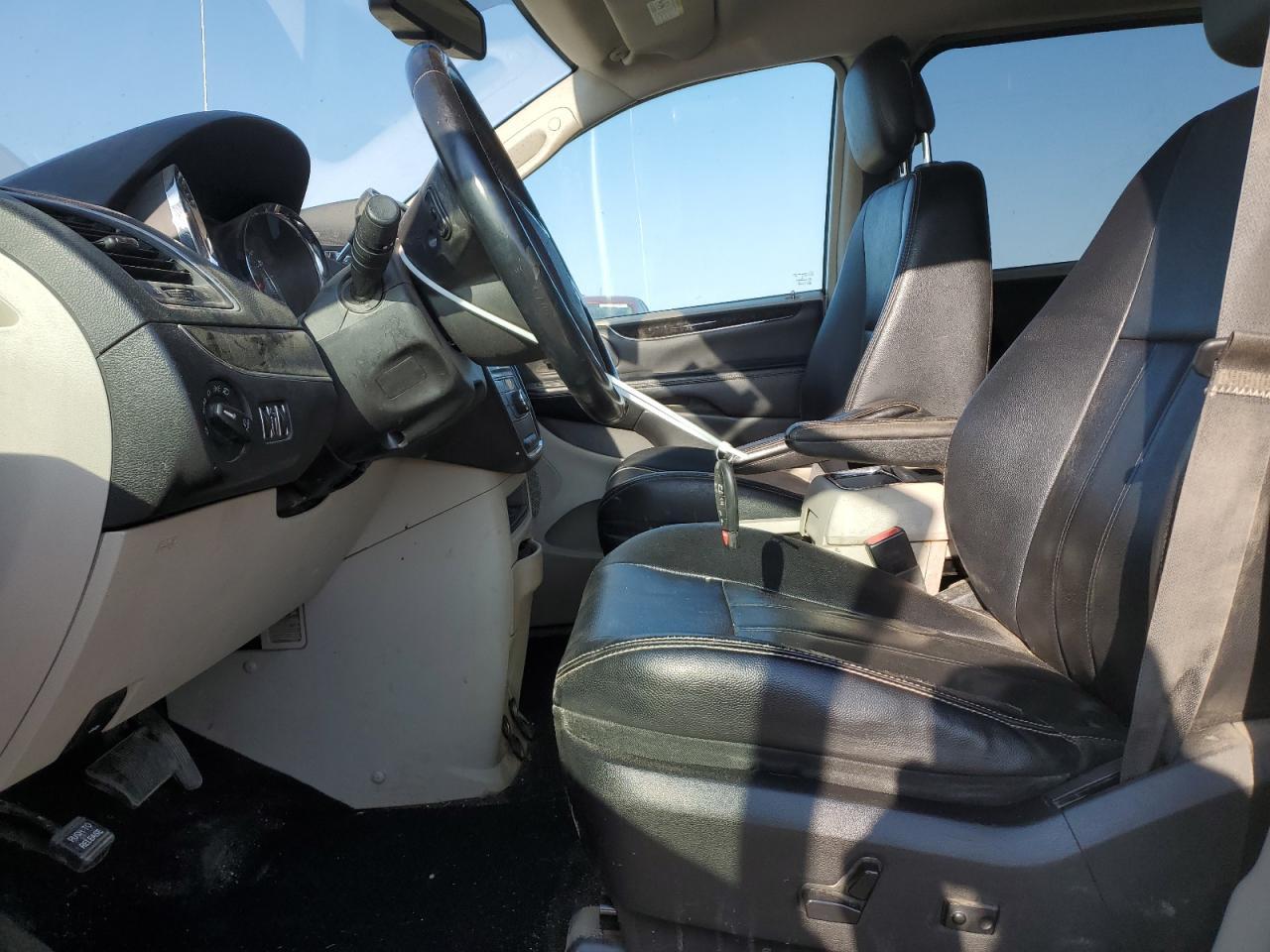 2013 Chrysler Town & Country Touring - Image 7
