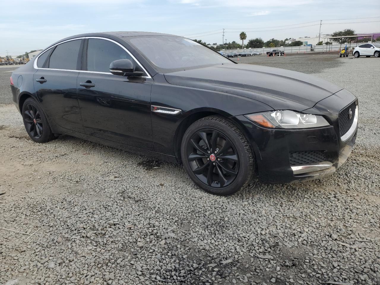 2017 Jaguar Xf Premium - Image 4