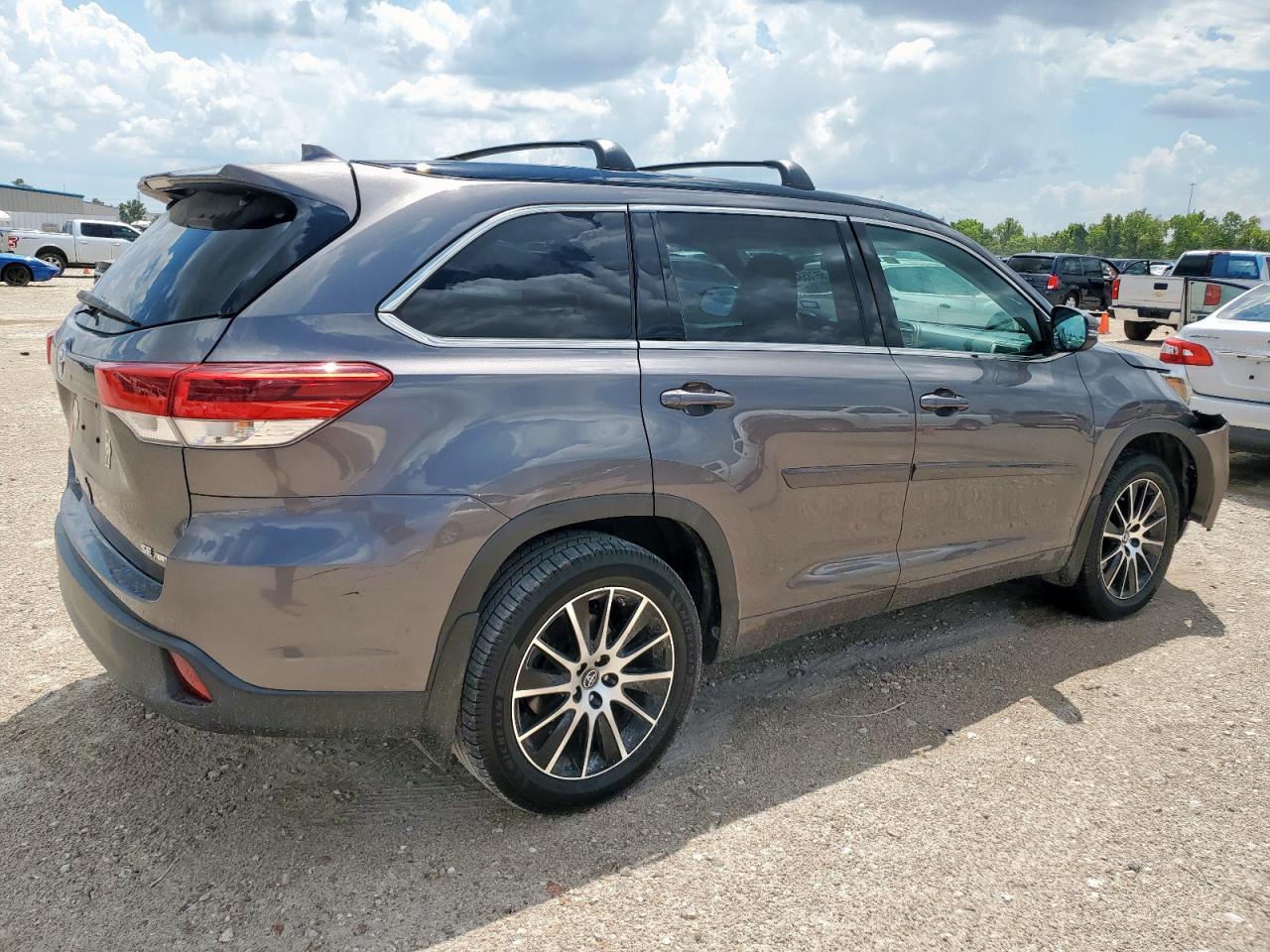 2018 Toyota Highlander Se - Фото 3