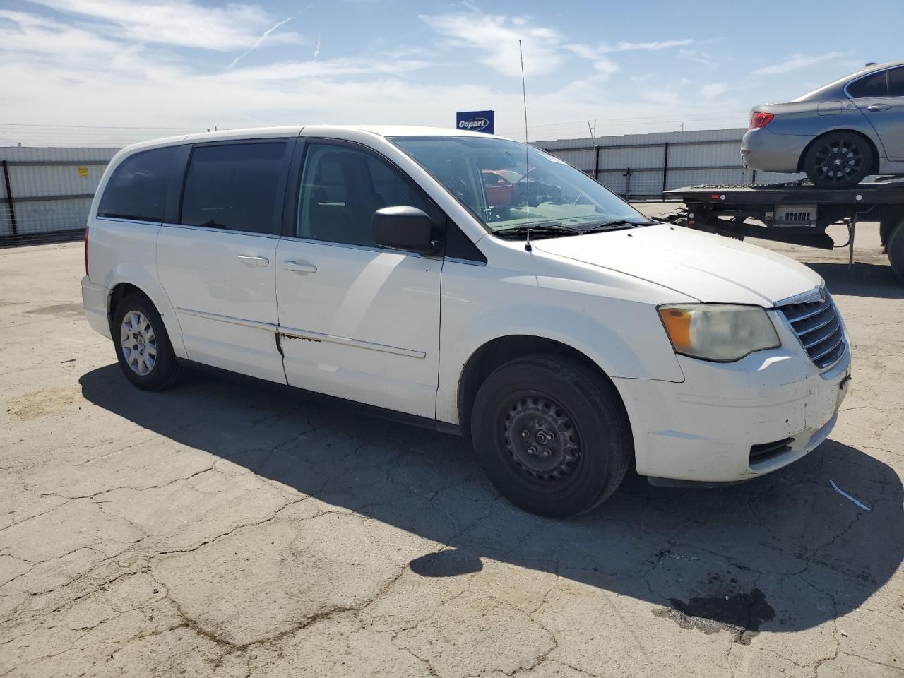 2010 Chrysler Town & Country Lx - Image 4