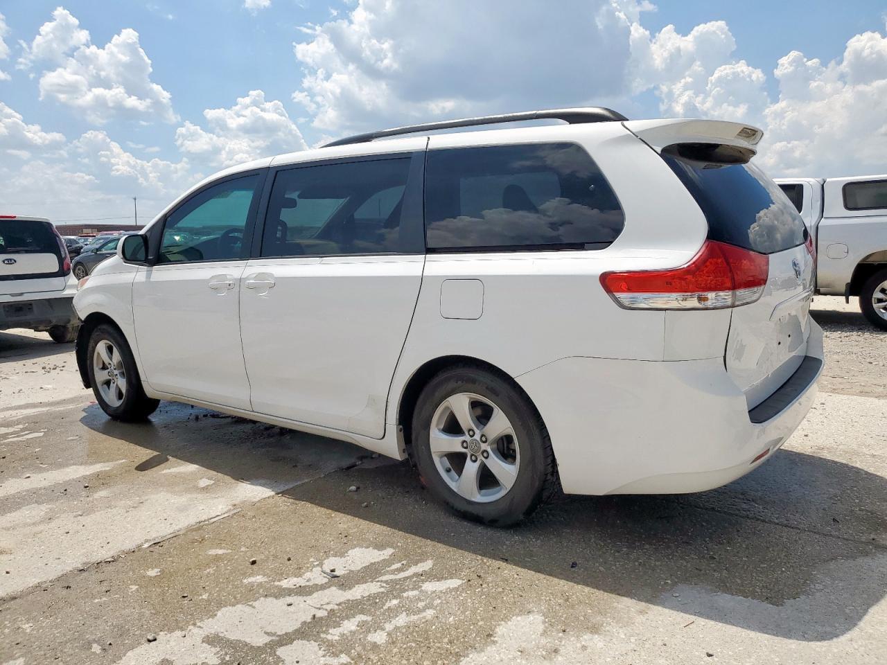 2011 Toyota Sienna Le - Фото 2