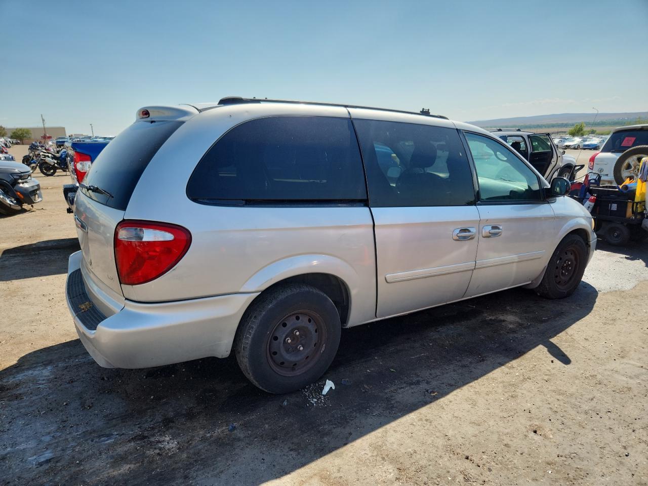 2005 Chrysler Town & Country Lx - Image 3