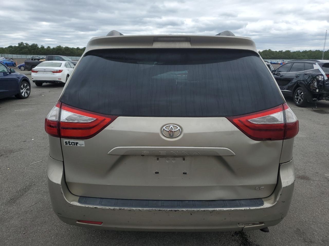 2015 Toyota Sienna Le - Image 6