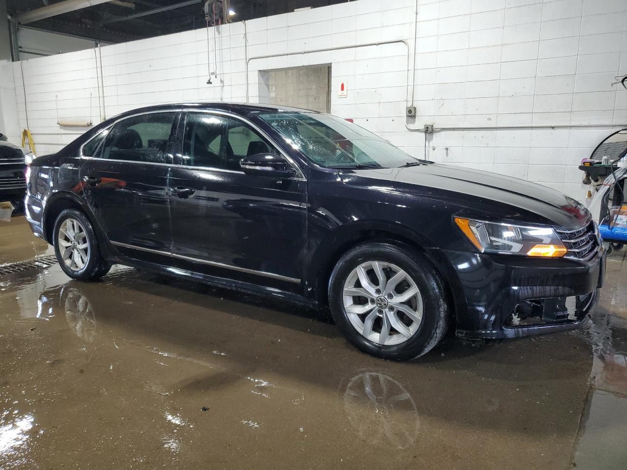 2017 Volkswagen Passat S - Фото 4