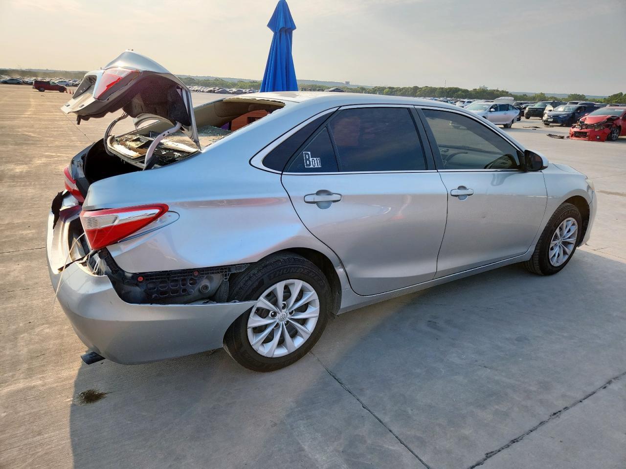 2015 Toyota Camry Le - Фото 3