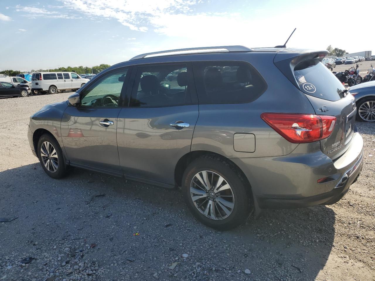 2017 Nissan Pathfinder S - Фото 2