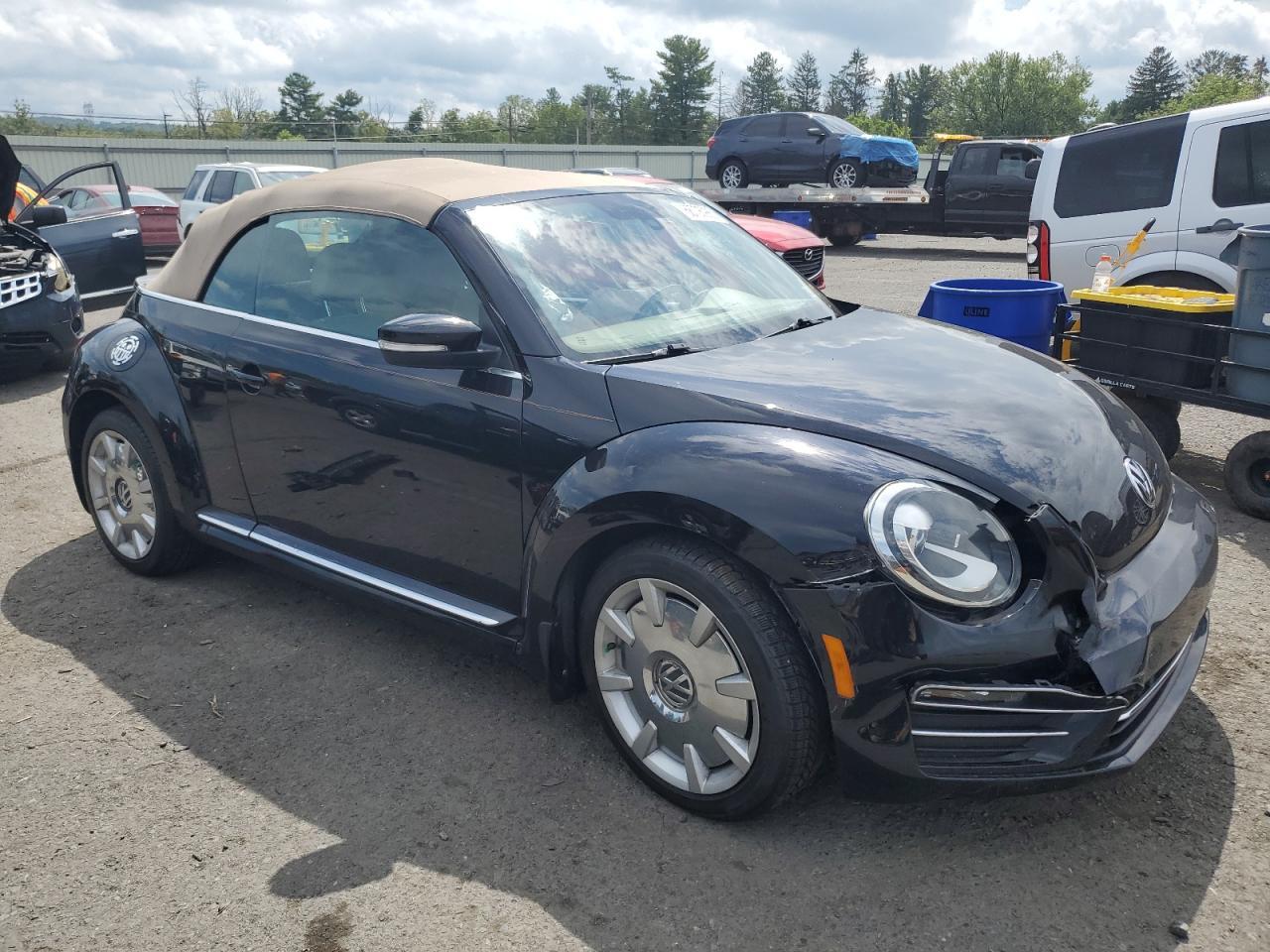 2017 Volkswagen Beetle S/Se - Image 4