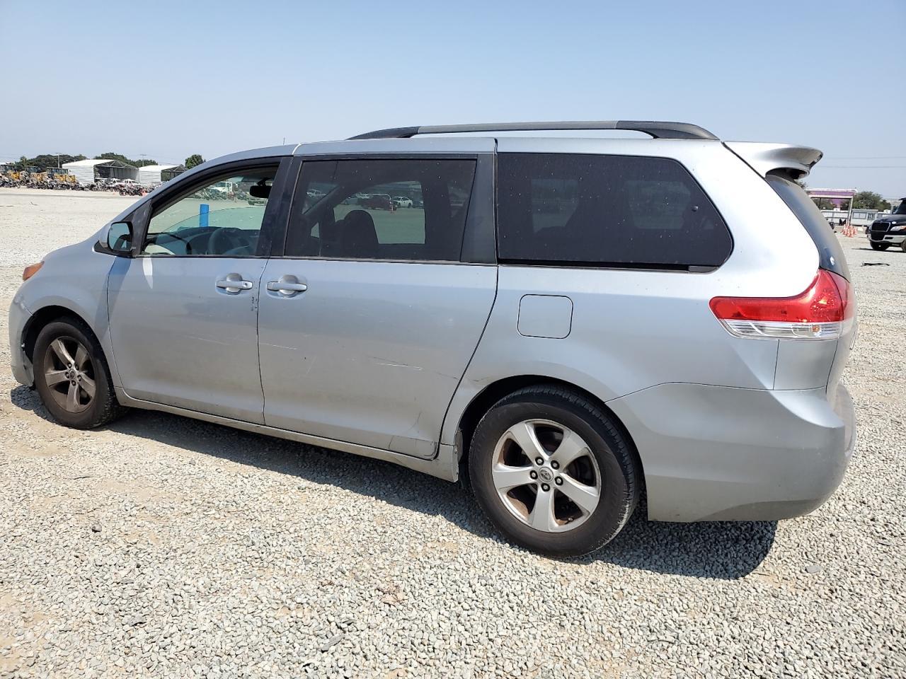 2011 Toyota Sienna Le - Фото 2