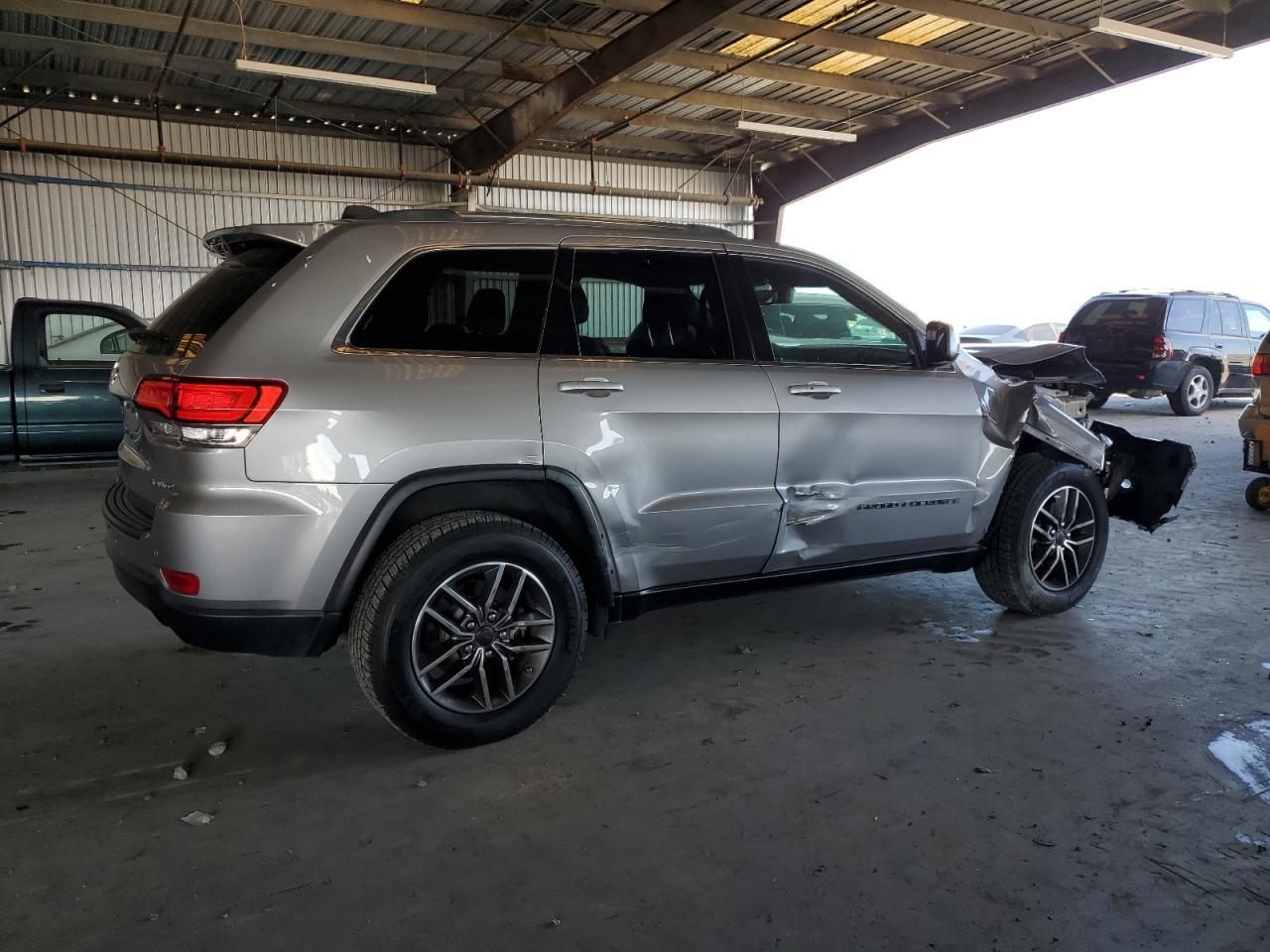 2020 Jeep Grand Cherokee Laredo - Image 3