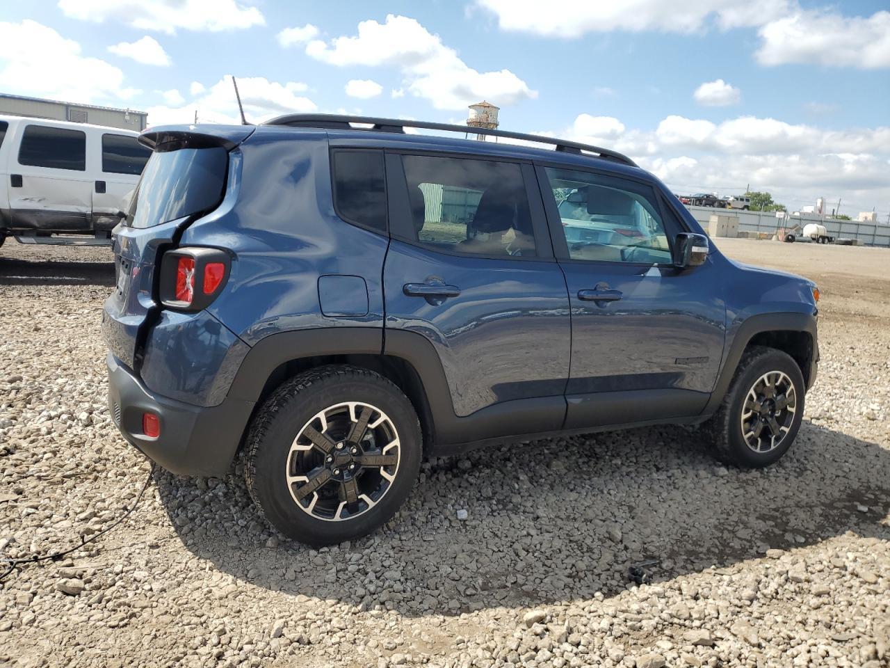 2023 Jeep Renegade Latitude - Image 3