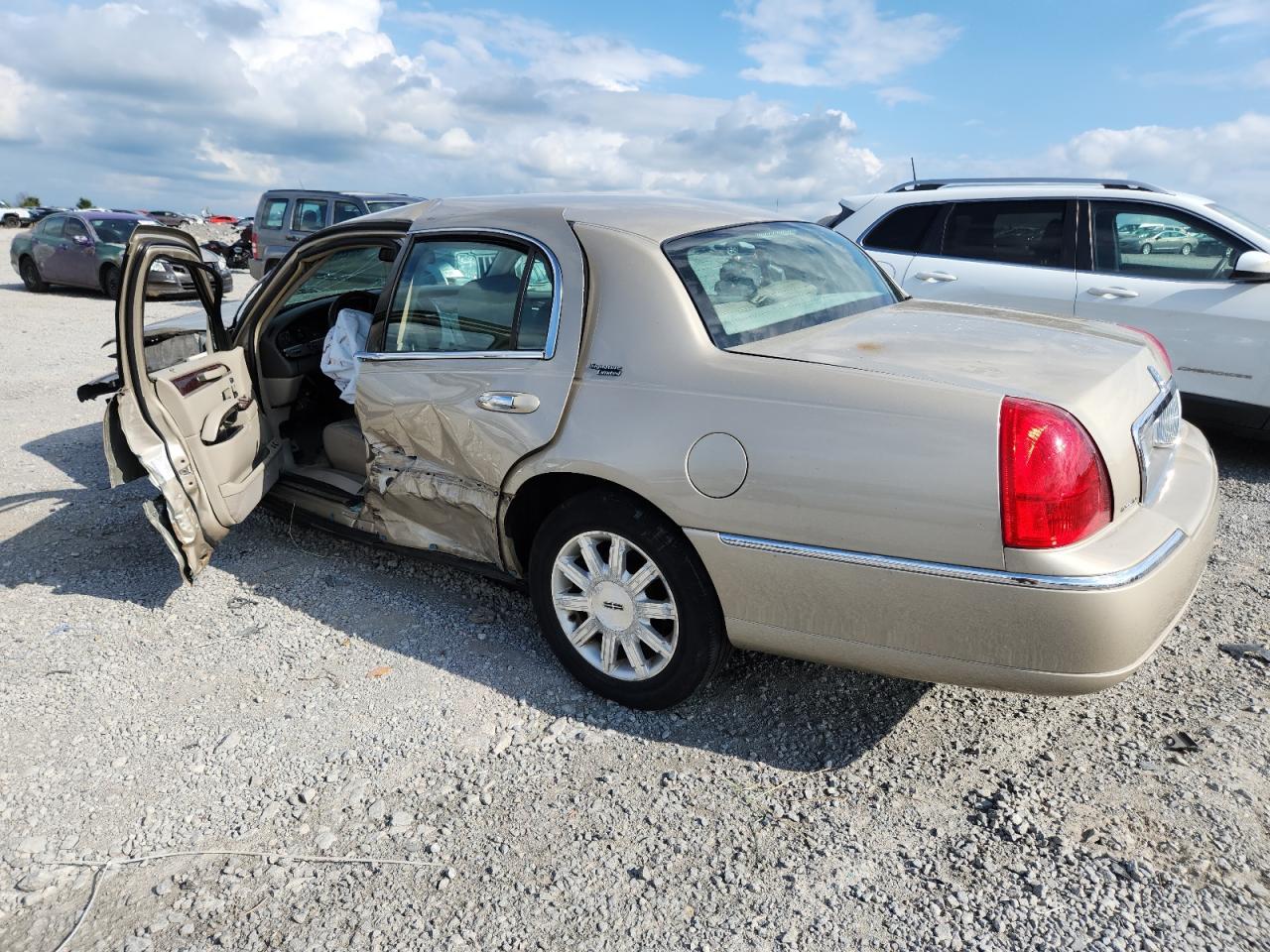 2011 Lincoln Town Car Signature Limited - Image 2