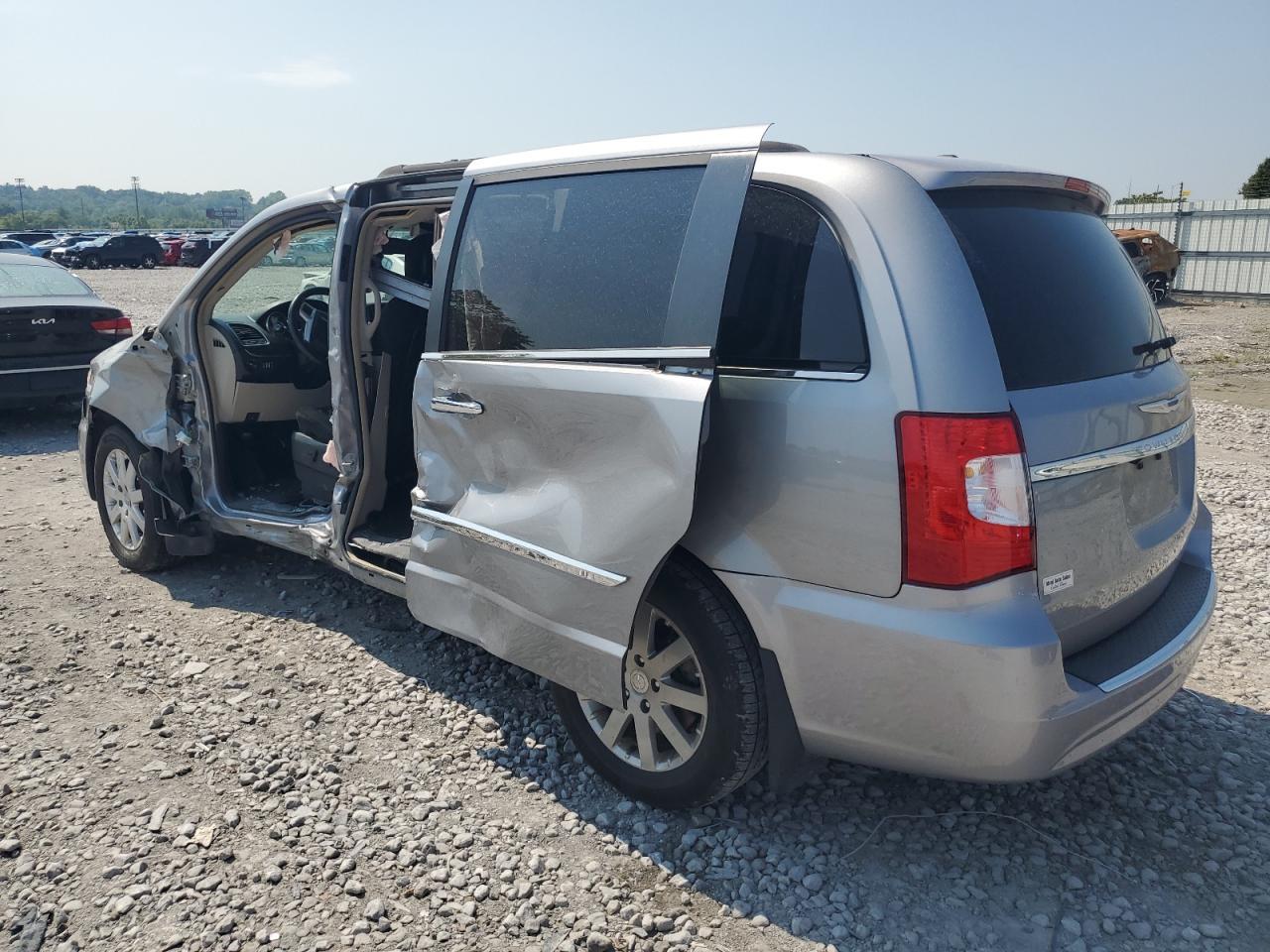 2016 Chrysler Town & Country Touring - Фото 2