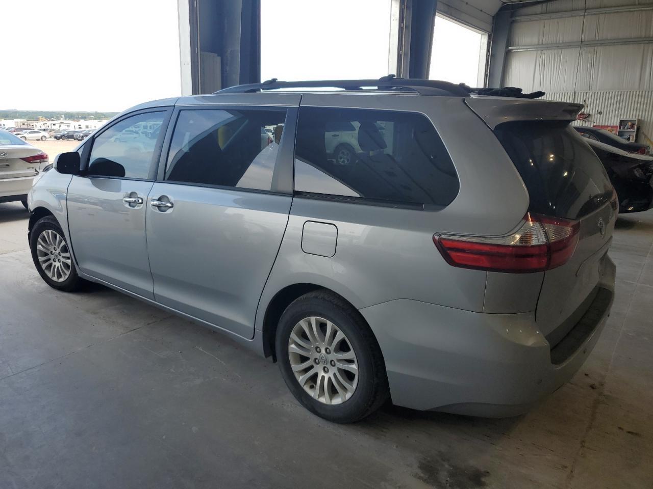2017 Toyota Sienna Xle - Фото 2