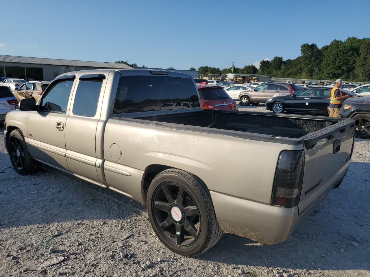 2001 GMC Sierra K1500 C3 - Image 2