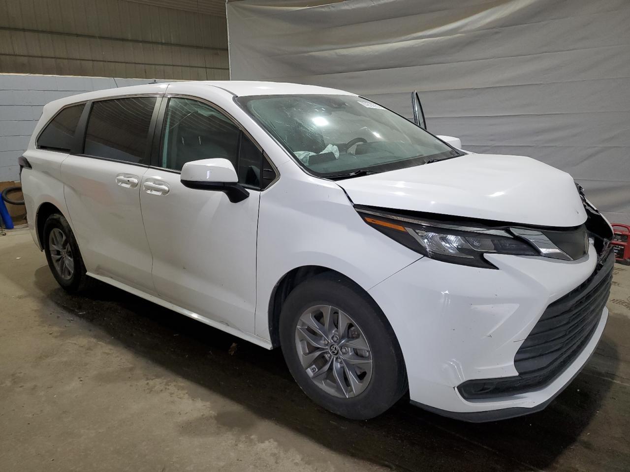 2022 Toyota Sienna Le - Фото 4