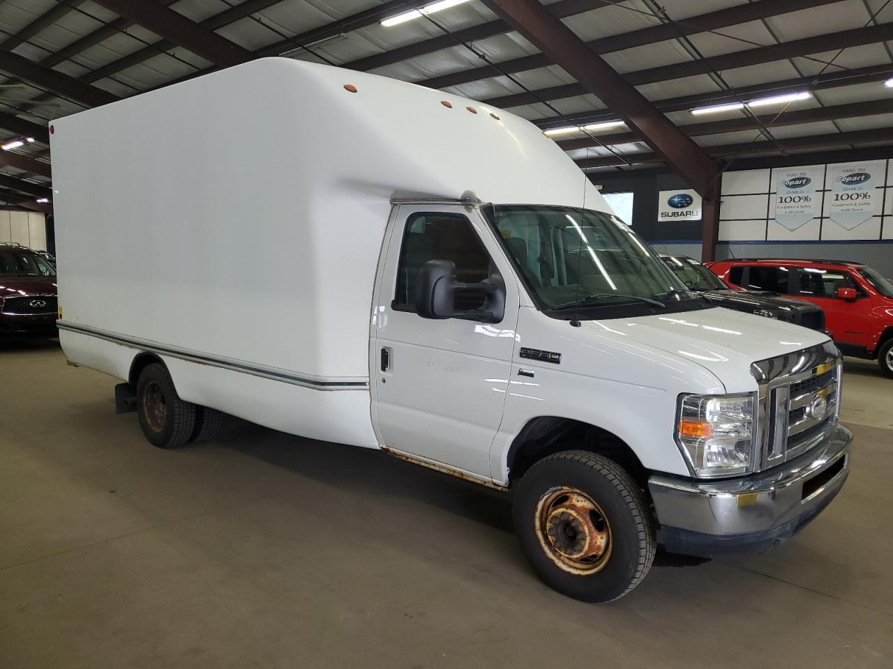 2015 Ford Econoline E350 Super Duty Cutaway Van - Image 4