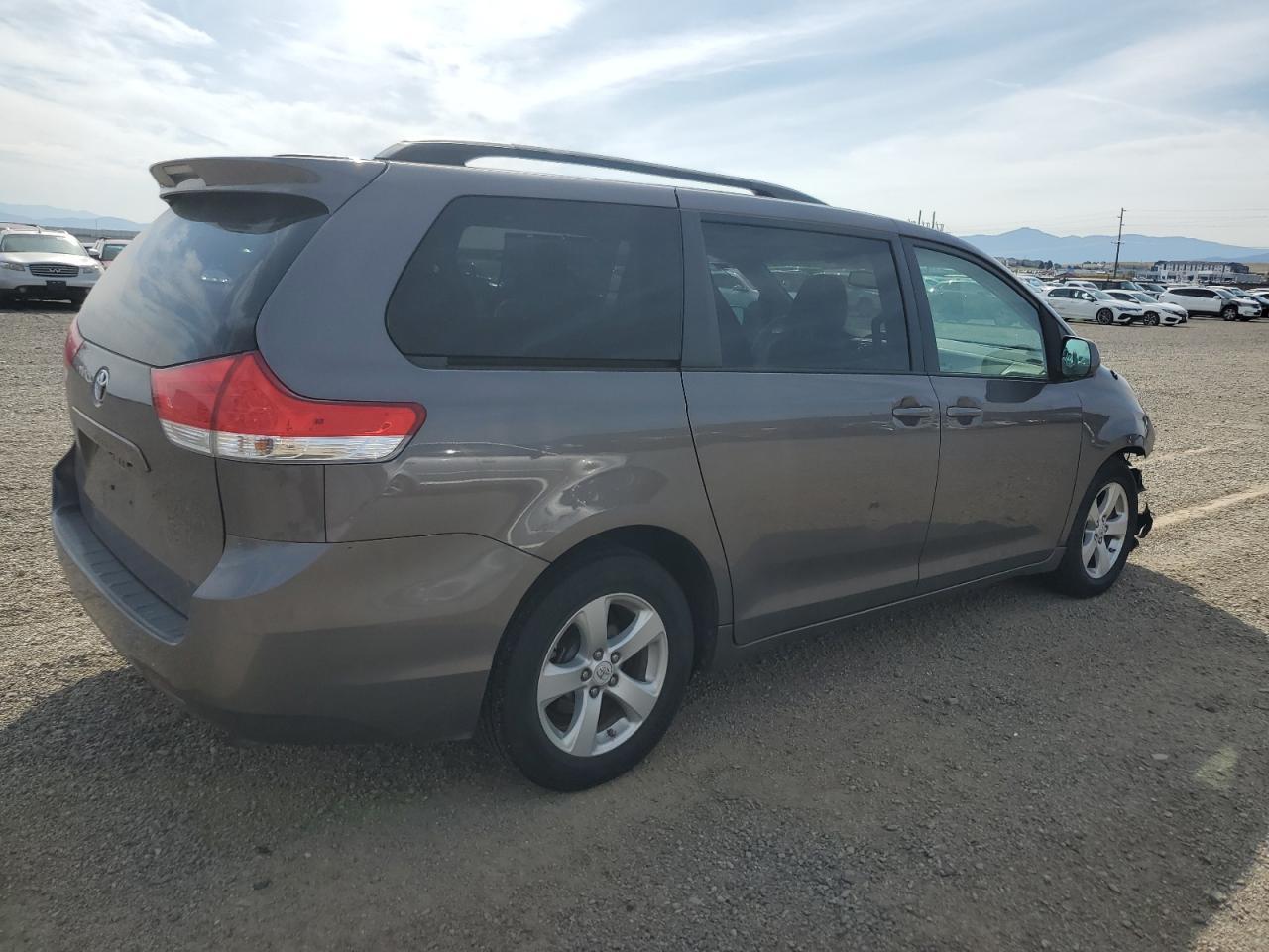 2011 Toyota Sienna Le - Фото 3