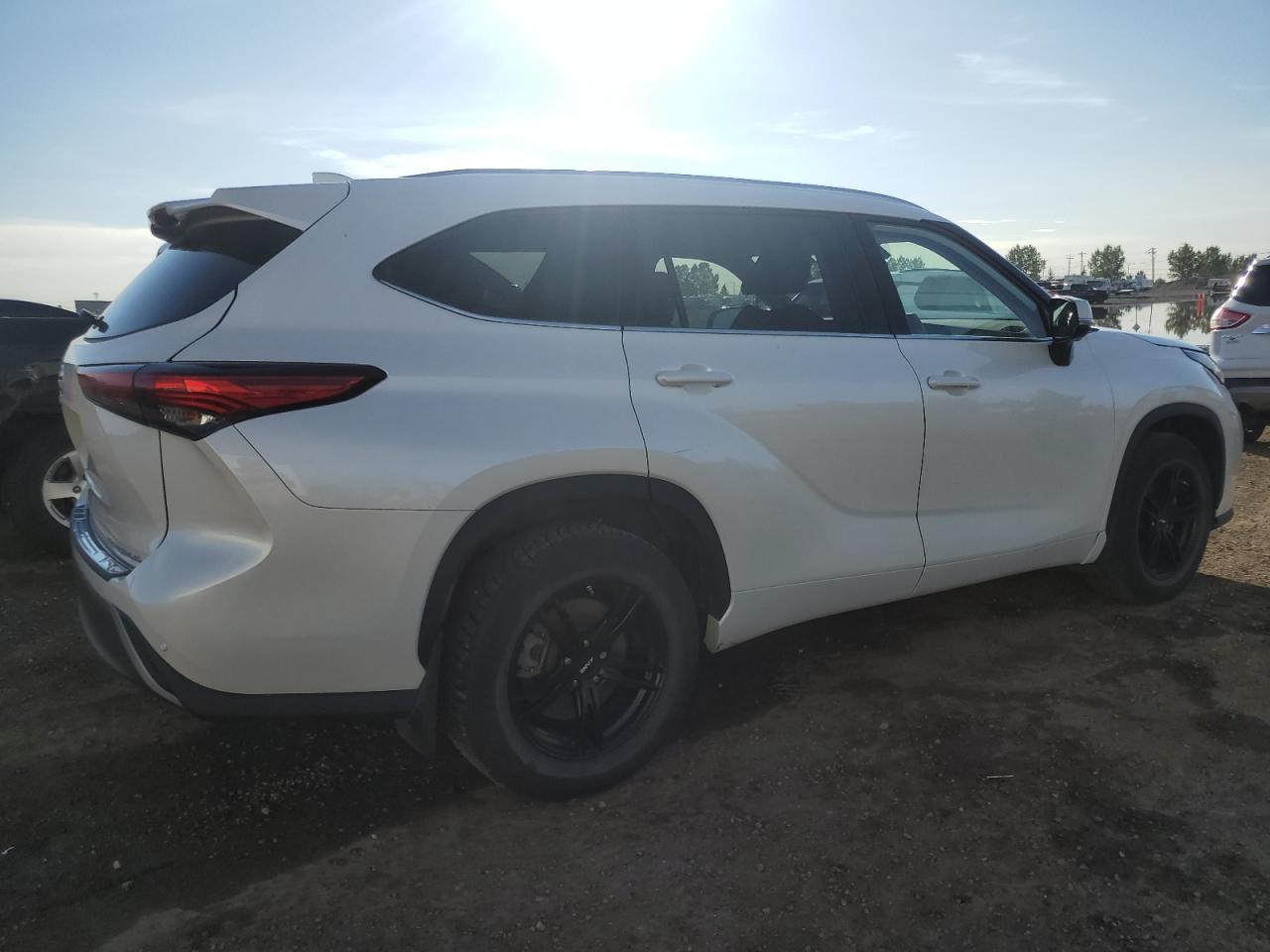 2022 Toyota Highlander Platinum - Image 3
