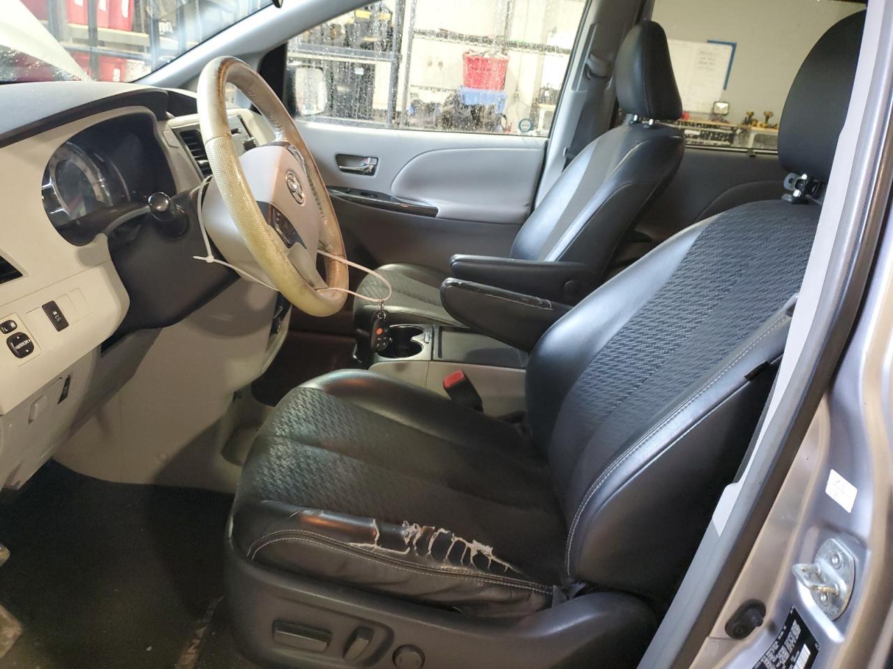 2011 Toyota Sienna Sport - Фото 7