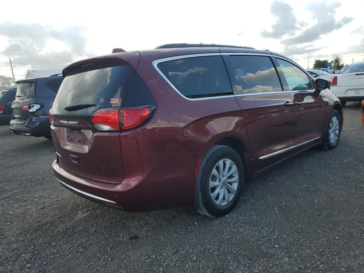2017 Chrysler Pacifica Touring L - Фото 3