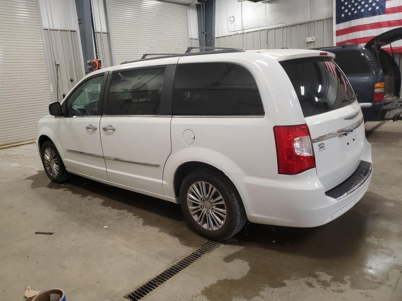 2014 Chrysler Town & Country Touring L - Image 2