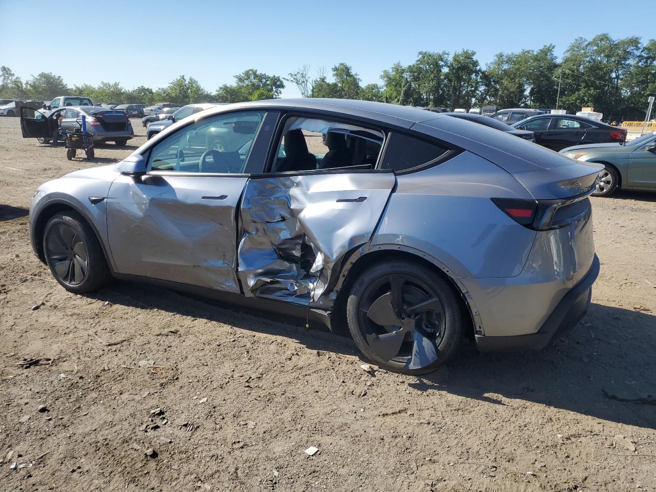 2026 Tesla Model Y - Фото 2