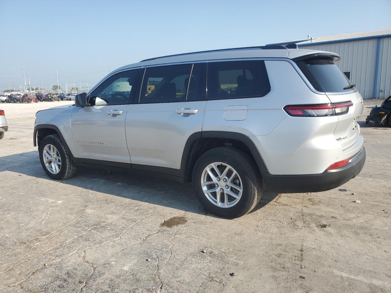 2023 Jeep Grand Cherokee L Laredo - Image 2