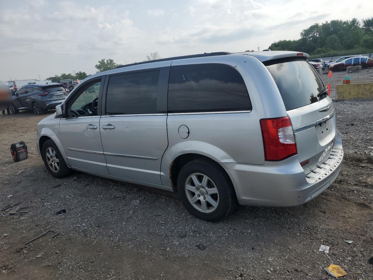 2011 Chrysler Town & Country Touring - Фото 2