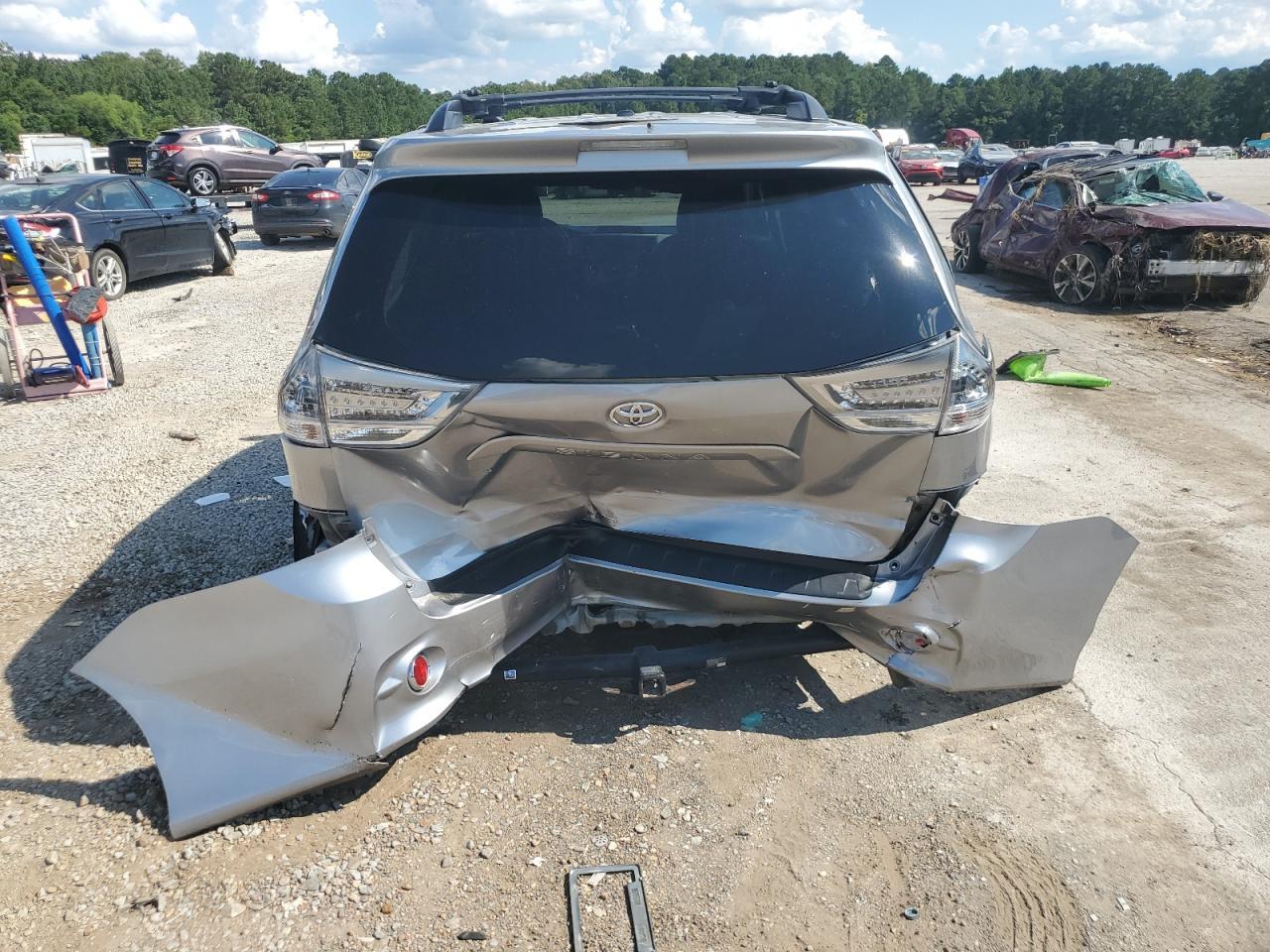 2013 Toyota Sienna Sport - Image 6