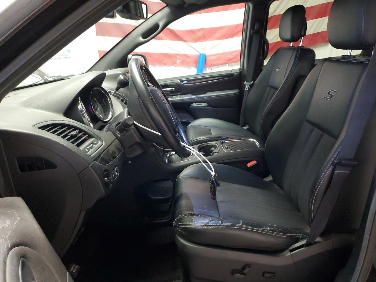 2016 Chrysler Town & Country S - Фото 7