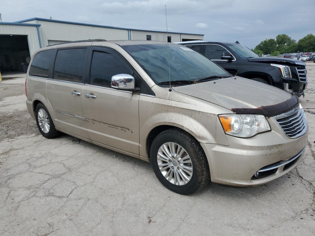 2013 Chrysler Town & Country Touring L - Image 4