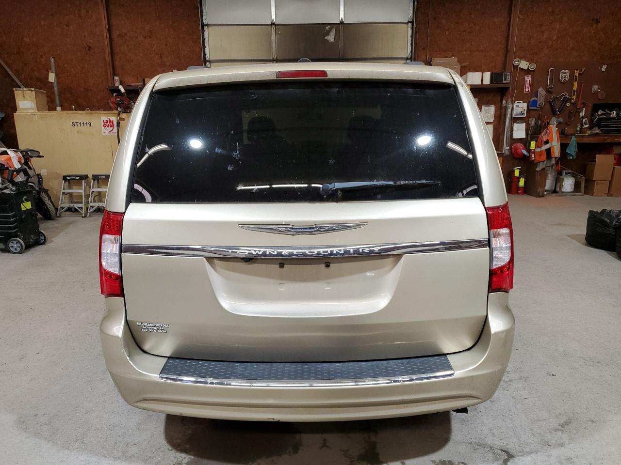 2011 Chrysler Town & Country Touring L - Image 6