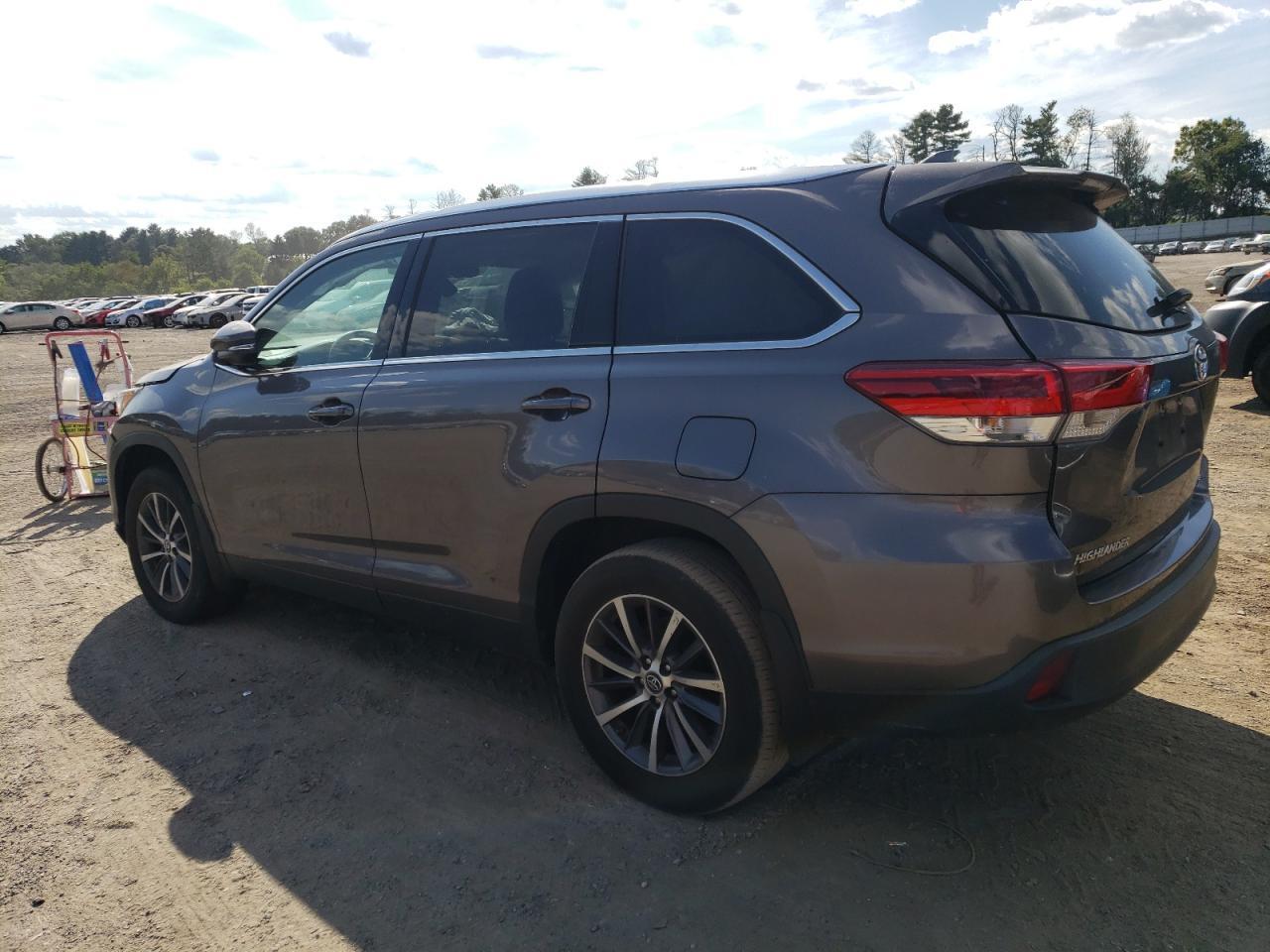 2019 Toyota Highlander Se - Image 2