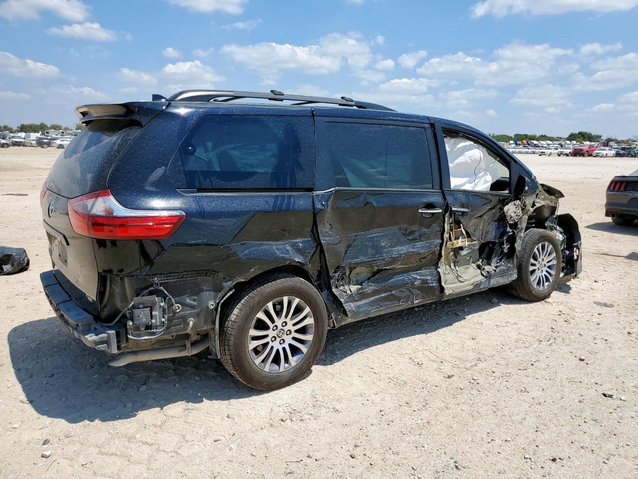 2020 Toyota Sienna Xle - Image 3