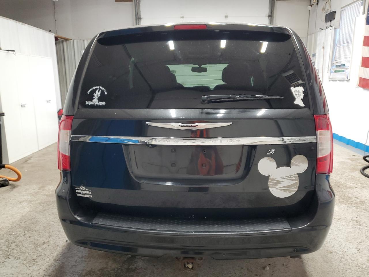 2016 Chrysler Town & Country S - Фото 6