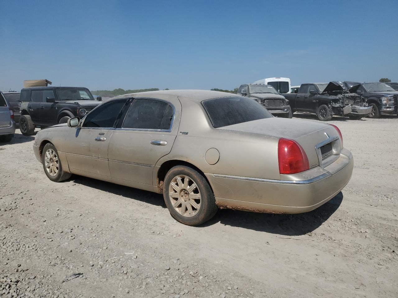 2007 Lincoln Town Car Signature Limited - Фото 2