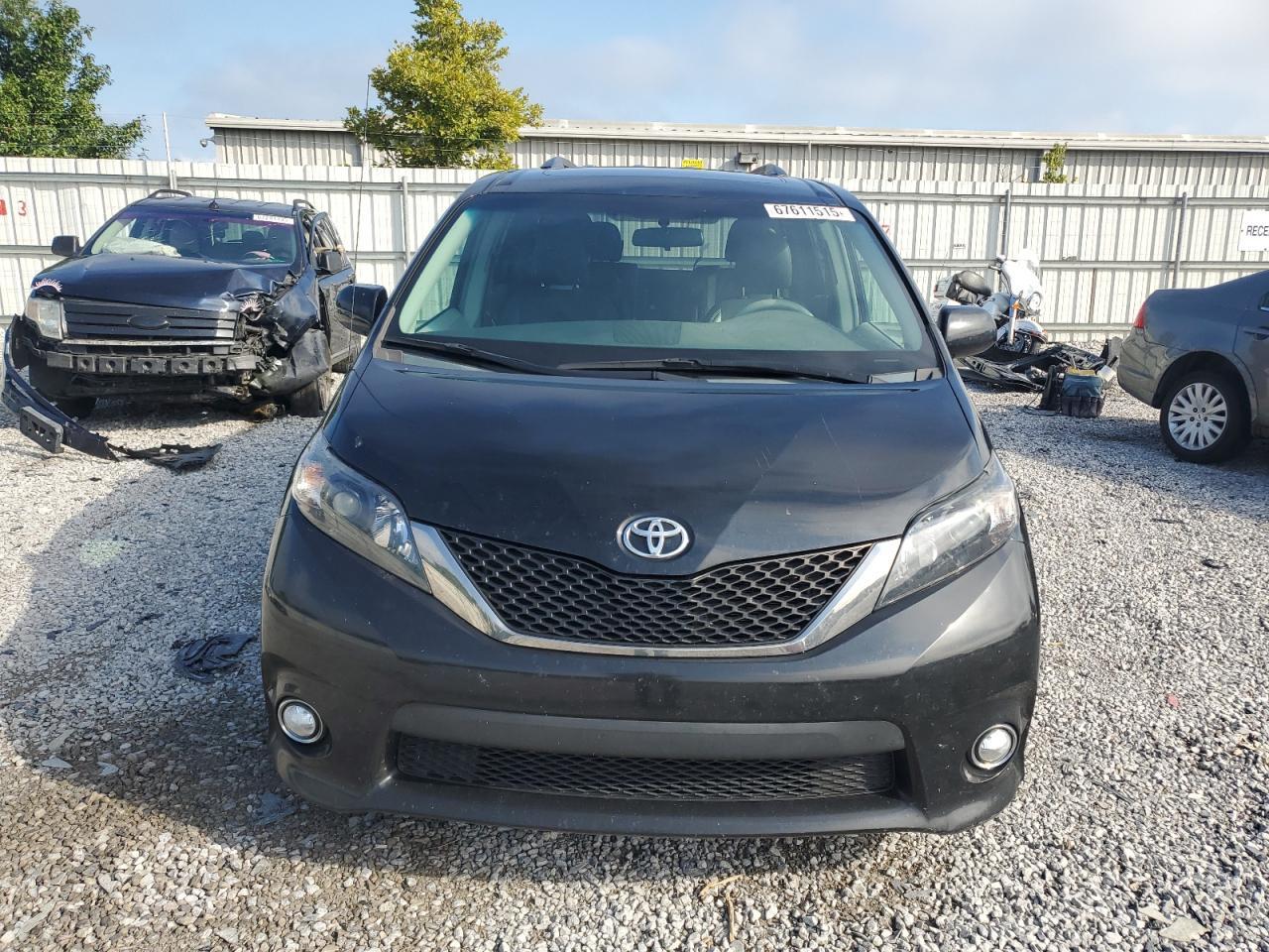 2011 Toyota Sienna Sport - Фото 5