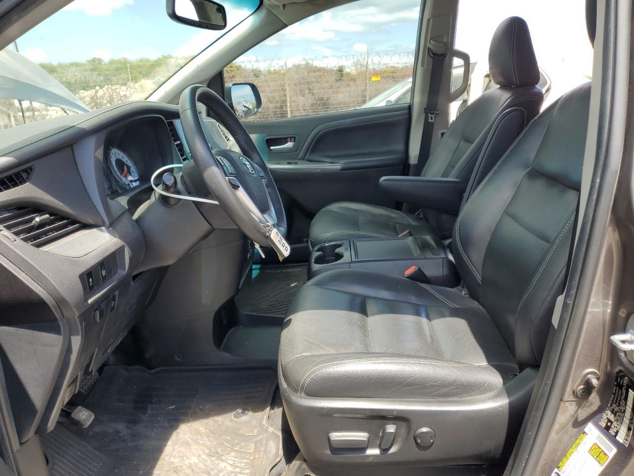 2017 Toyota Sienna Se - Фото 7