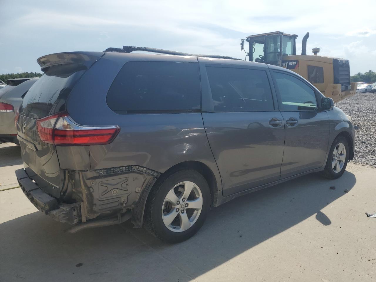 2017 Toyota Sienna Le - Image 3
