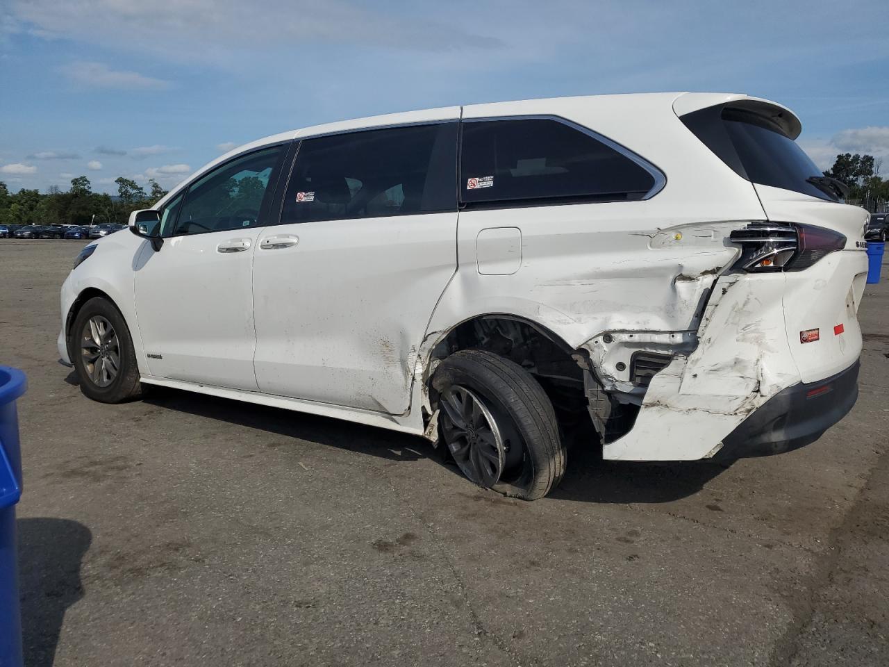 2021 Toyota Sienna Le - Image 2