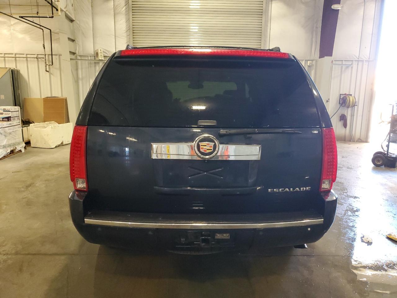 2013 Cadillac Escalade Luxury - Image 6